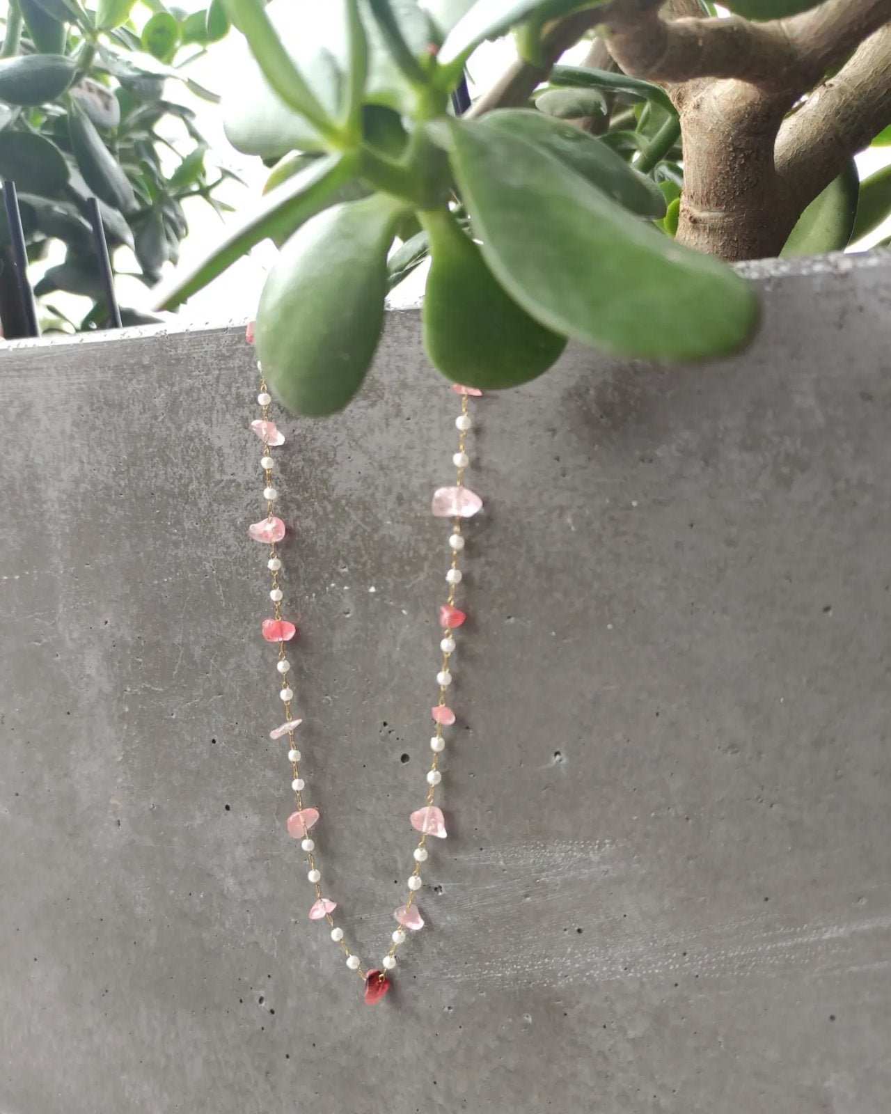 Ατσάλινο κολιέ σε χρώμα χρυσό με ροζ και λευκές πέτρες SSN44p