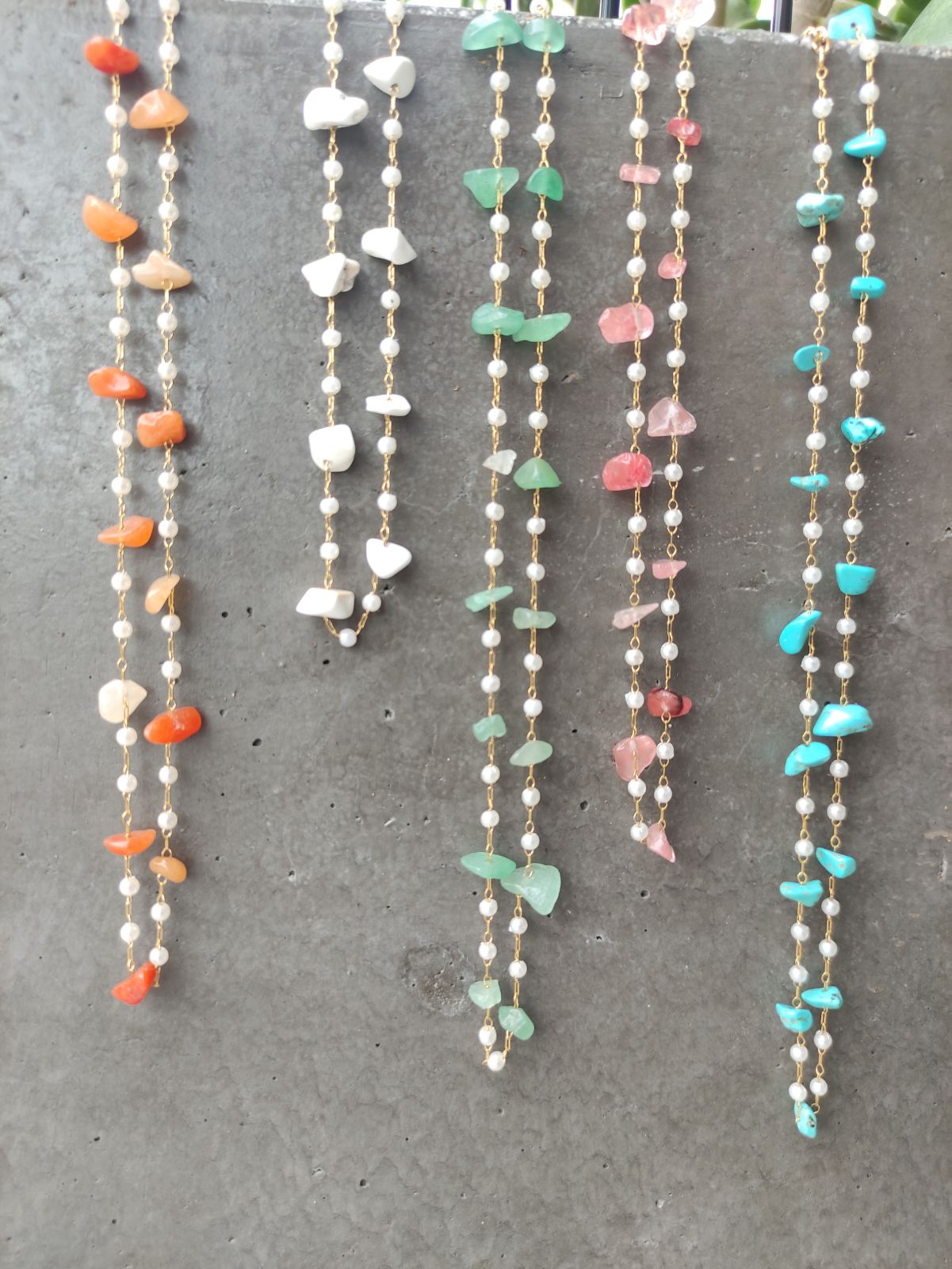 Ατσάλινο κολιέ σε χρώμα χρυσό με λευκές πέτρες SSN44w