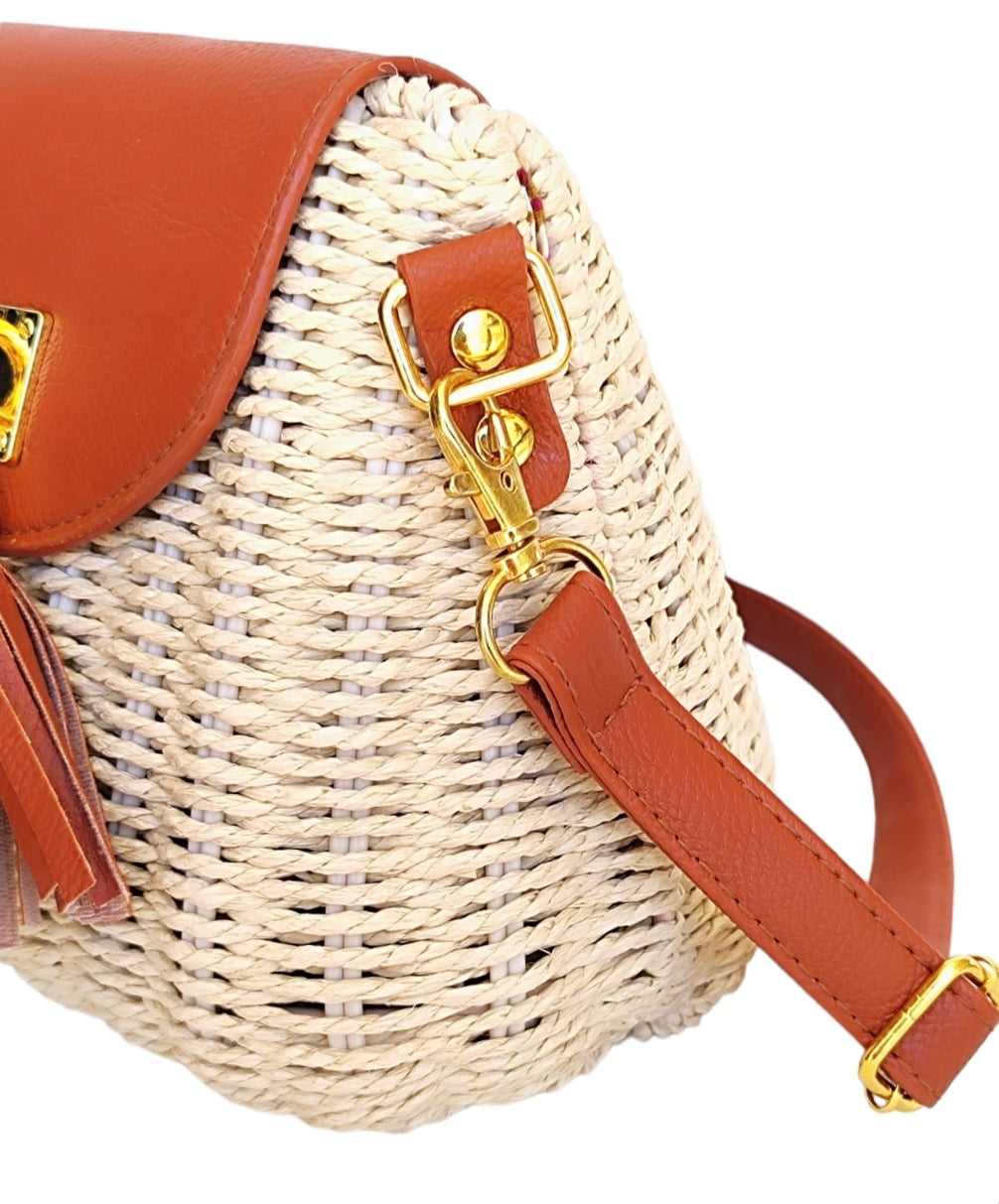 Γυναικεία οβάλ τσάντα ψάθινη με μακρύ λουράκι σε μπεζ χρώμα SSB12