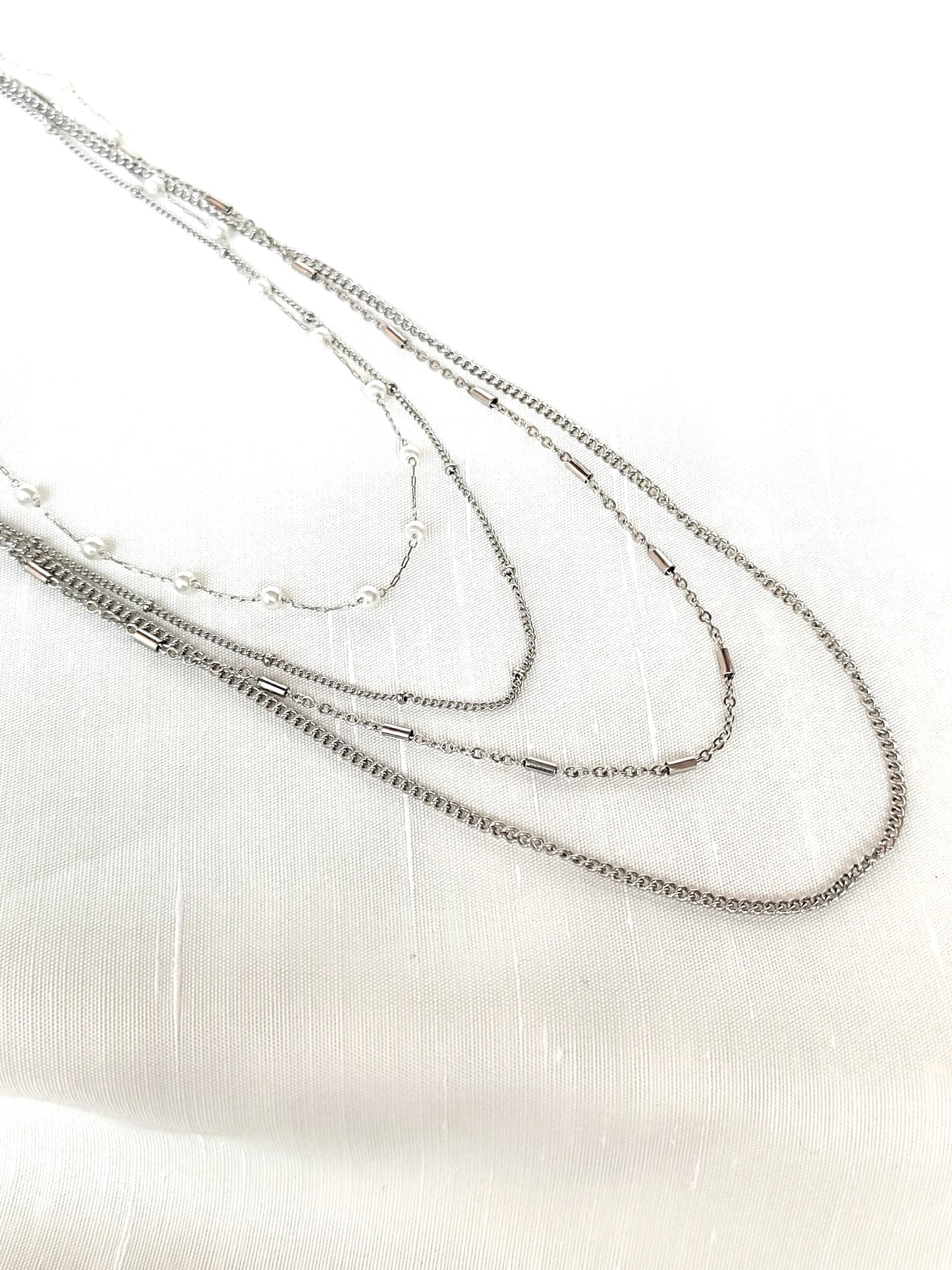 Τετραπλή αλυσίδα από ανοξείδωτο ατσάλι με πέρλες σε χρώμα ασημί SSN65s