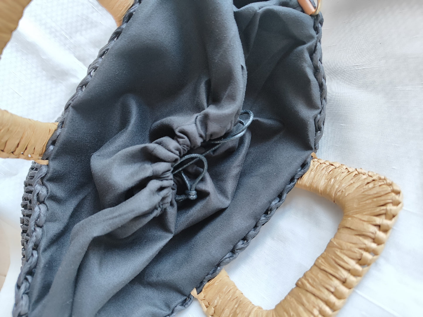 Γυναικεία ψάθινη τσάντα με μακρύ λουράκι σε μαύρο χρώμα SSB14b