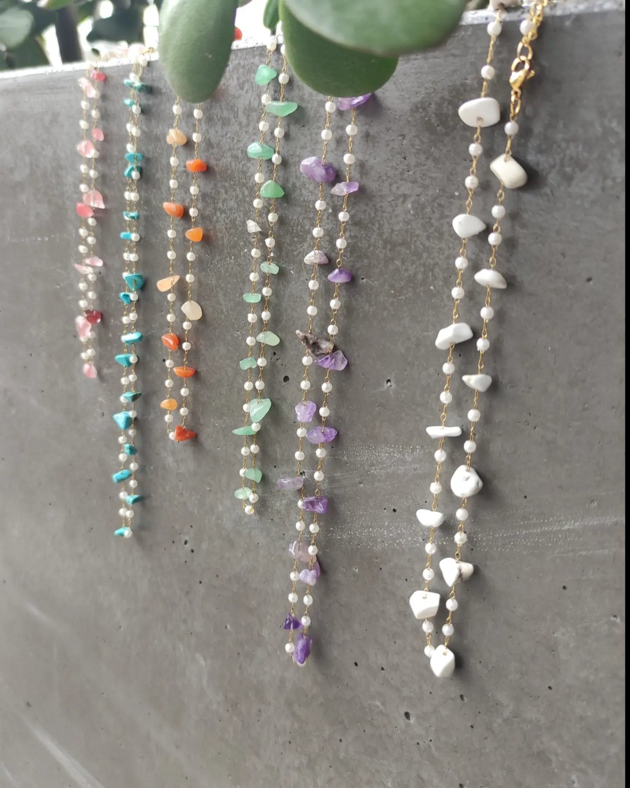 Ατσάλινο κολιέ σε χρώμα χρυσό με πράσινες και λευκές πέτρες SSN44gr