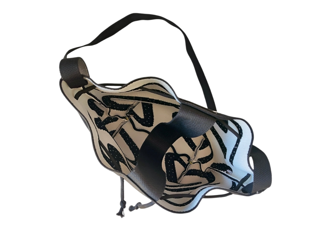 Γυναικεία υφασμάτινη τσάντα ώμου ασπρόμαυρη σε σχήμα πουγκί με ασπρόμαυρα σχέδια SSB17