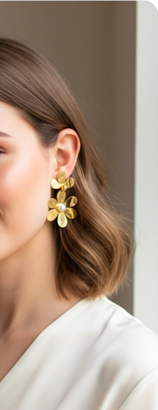 Σκουλαρίκια από ανοξείδωτο ατσάλι σε σχήμα λουλούδια με πέρλα σε χρυσό χρώμα SSE048