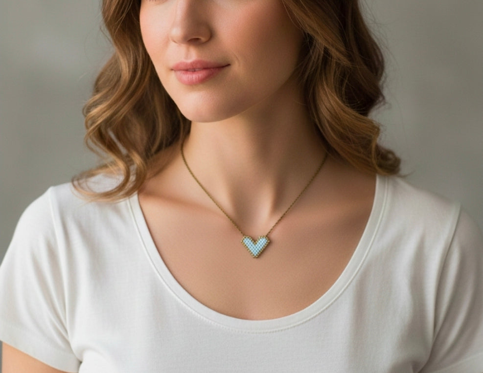 Κολιέ καρδιά φτιαγμένη από χάντρες και ανοξείδωτο ατσάλι σε χρώμα λευκό χρυσό SSN81w