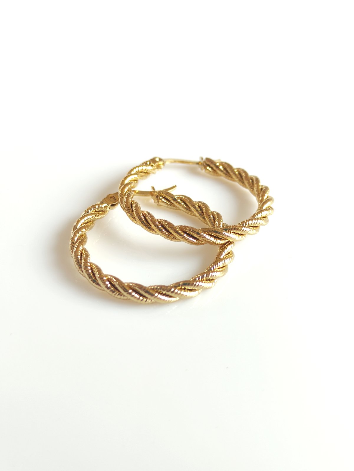 Ατσάλινοι κρίκοι με πλέξη σε χρώμα χρυσό SSE32g