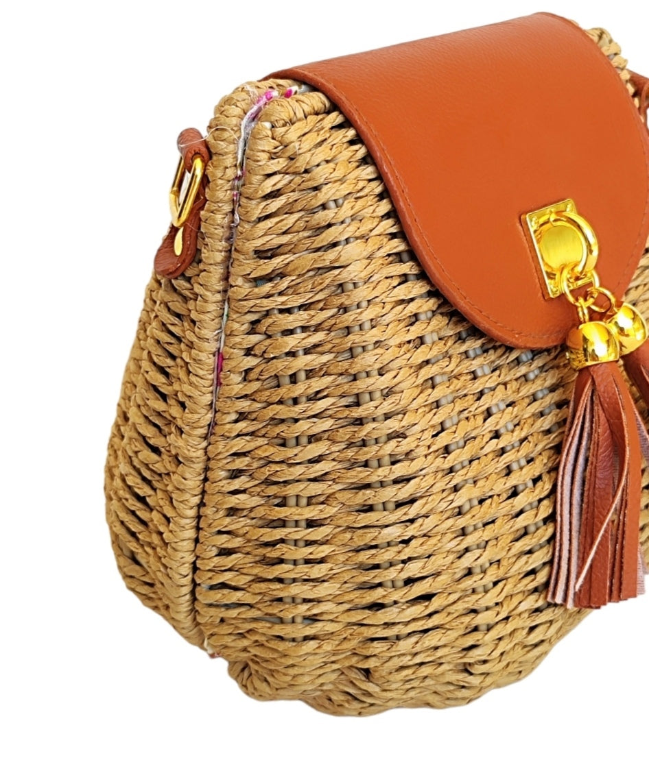 Γυναικεία οβάλ τσάντα ψάθινη με μακρύ λουράκι σε σκούρο μπεζ χρώμα SSB12b