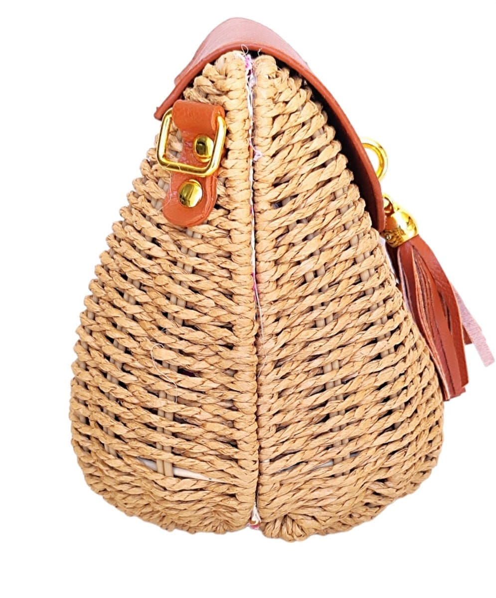 Γυναικεία οβάλ τσάντα ψάθινη με μακρύ λουράκι σε σκούρο μπεζ χρώμα SSB12b