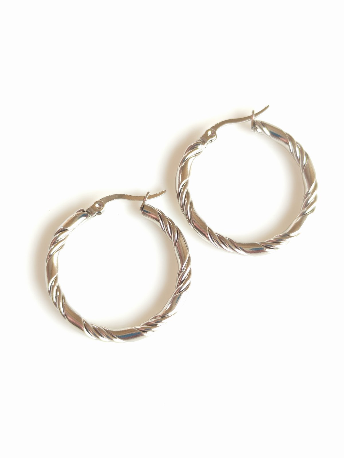 Ατσάλινοι κρίκοι με πλέξη σε ασημί χρώμα SSE33