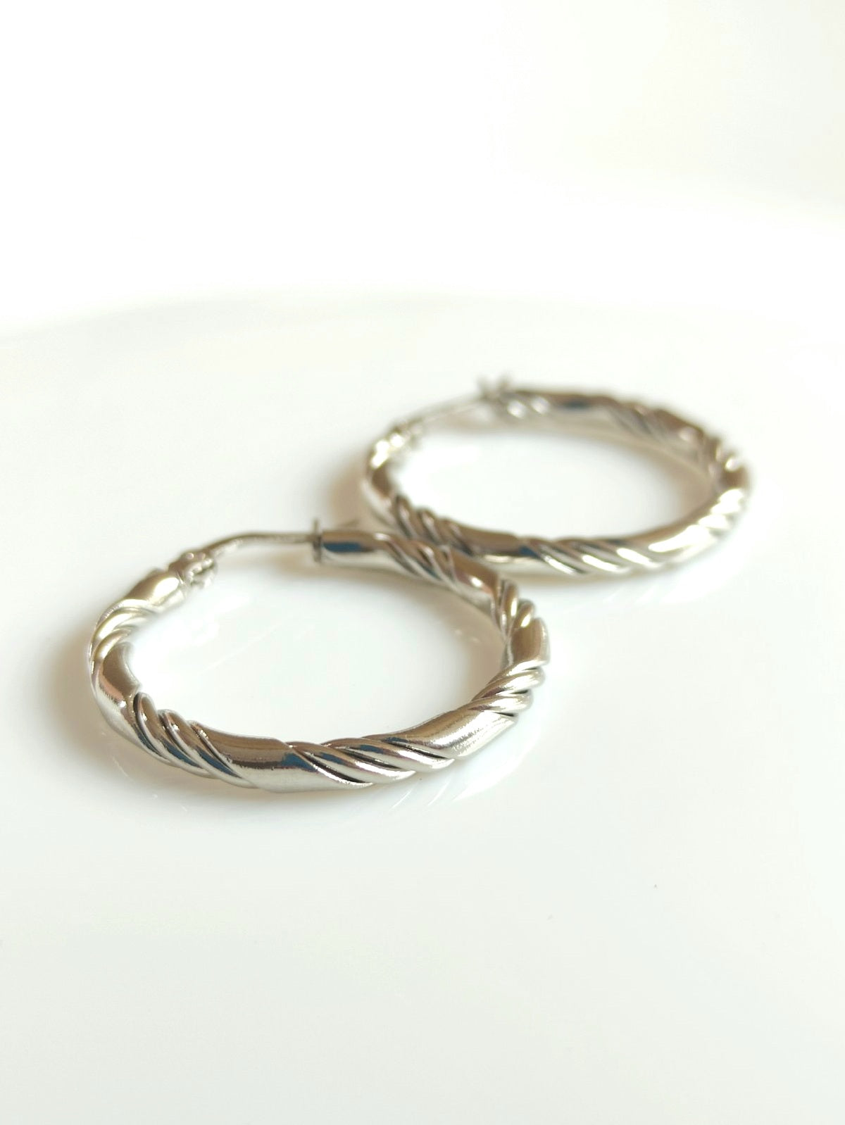 Ατσάλινοι κρίκοι με πλέξη σε ασημί χρώμα SSE33