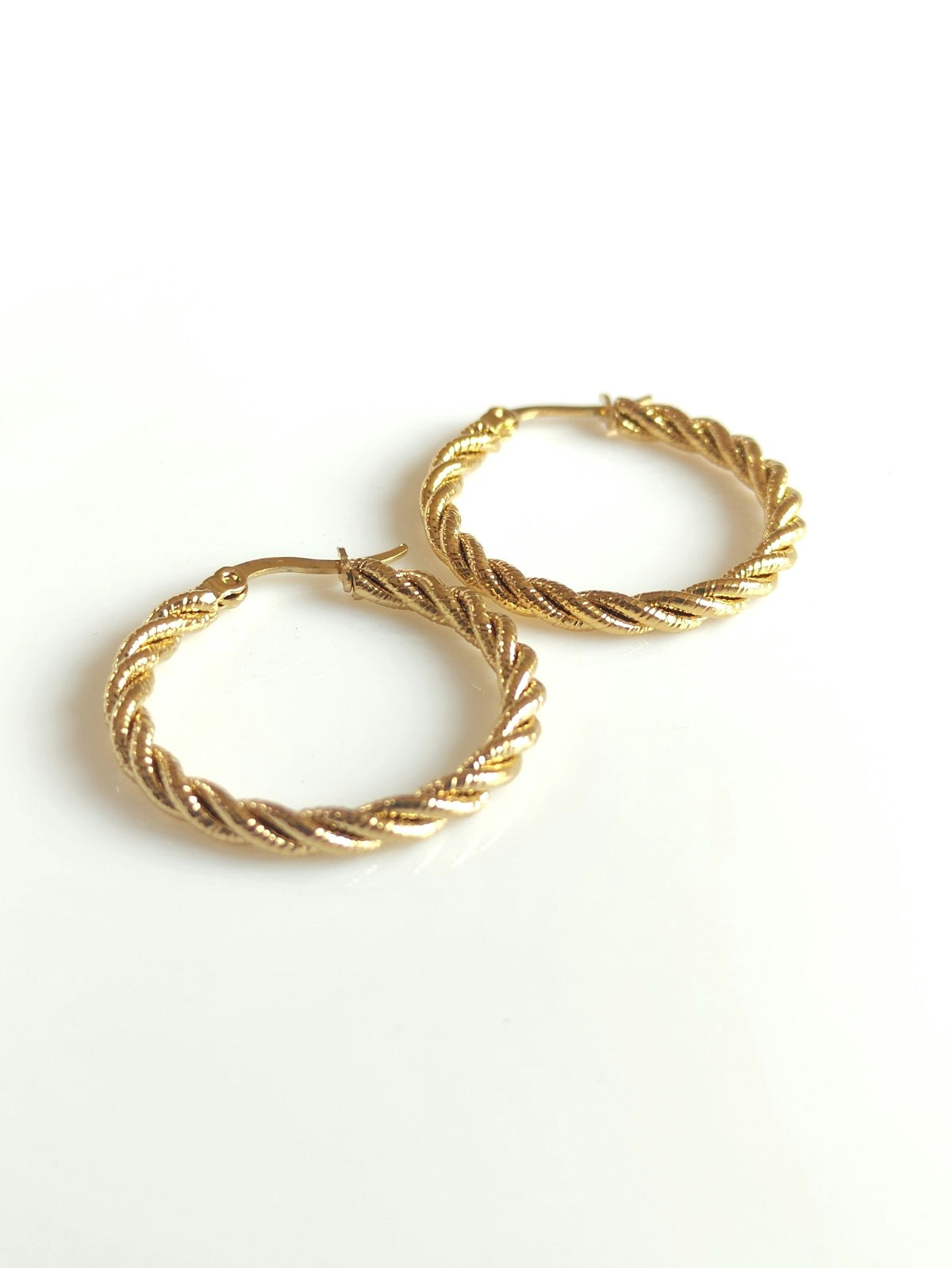 Ατσάλινοι κρίκοι με πλέξη σε χρώμα χρυσό SSE32g