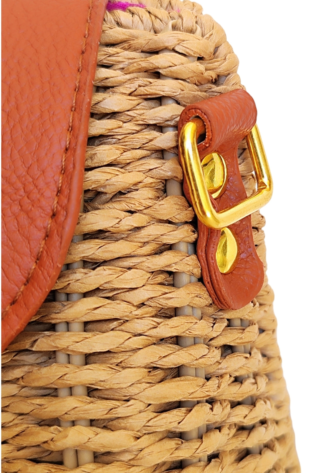 Γυναικεία οβάλ τσάντα ψάθινη με μακρύ λουράκι σε σκούρο μπεζ χρώμα SSB12b