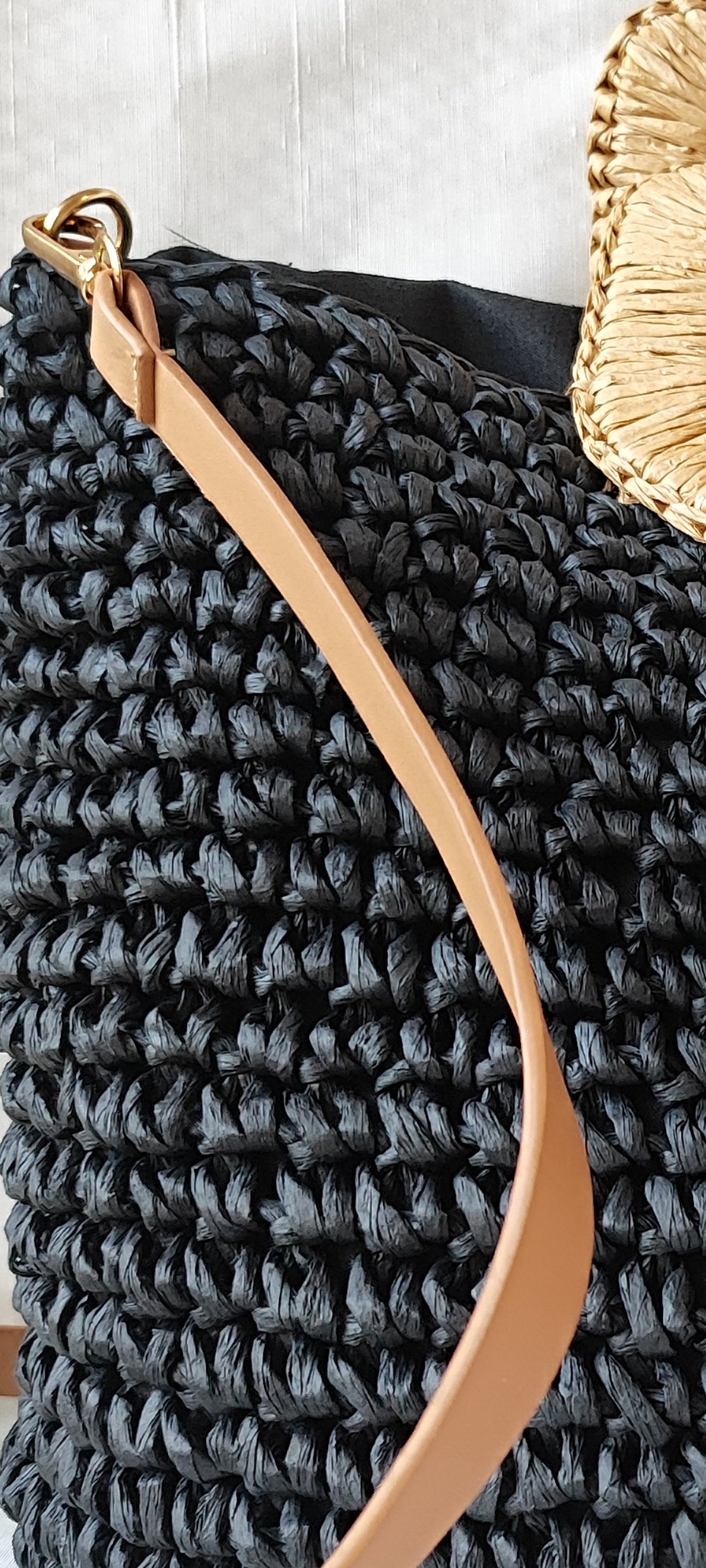 Γυναικεία ψάθινη τσάντα με μακρύ  λουράκι σε μαύρο χρώμα  SSB14b