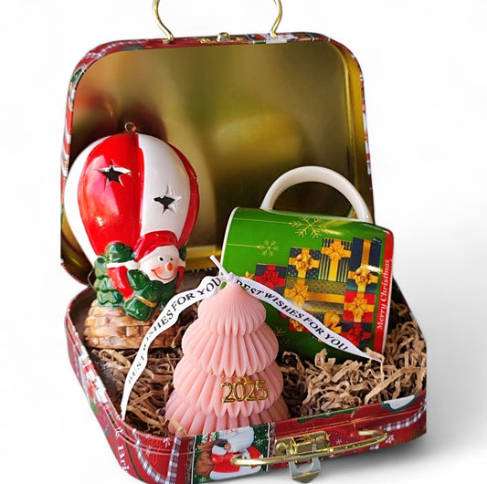 Πακέτο με βαλιτσάκι χριστουγεννιάτικο χειροποίητο γούρι κερί σε σχήμα δέντρου,με κούπα και διακοσμητικο με φωτάκια  SSG43b