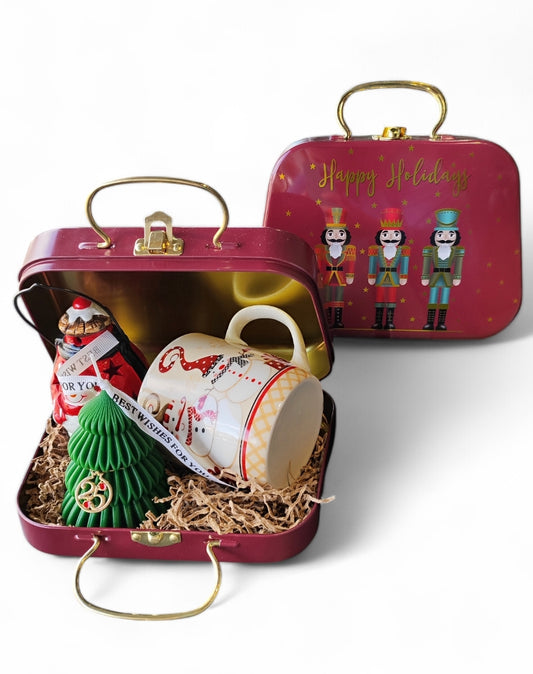 Πακέτο με βαλιτσάκι χριστουγεννιάτικο χειροποίητο γούρι κερί σε σχήμα δέντρου,με κούπα και διακοσμητικο με φωτάκια  SSG43