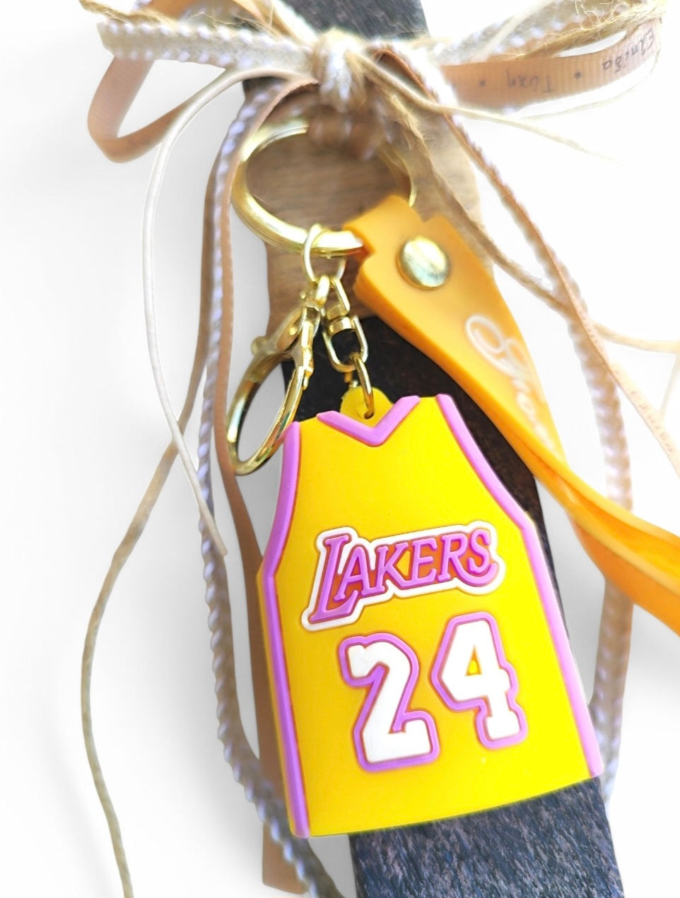 Χειροποίητη αρωματική λαμπάδα με μπρελοκ Lakers SSL75