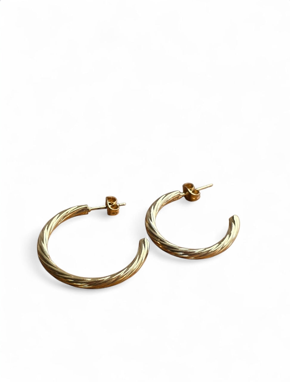 Ατσάλινα σκουλαρίκια σε κρίκους μεσαίου μεγέθους σε χρώμα χρυσό SSE11g