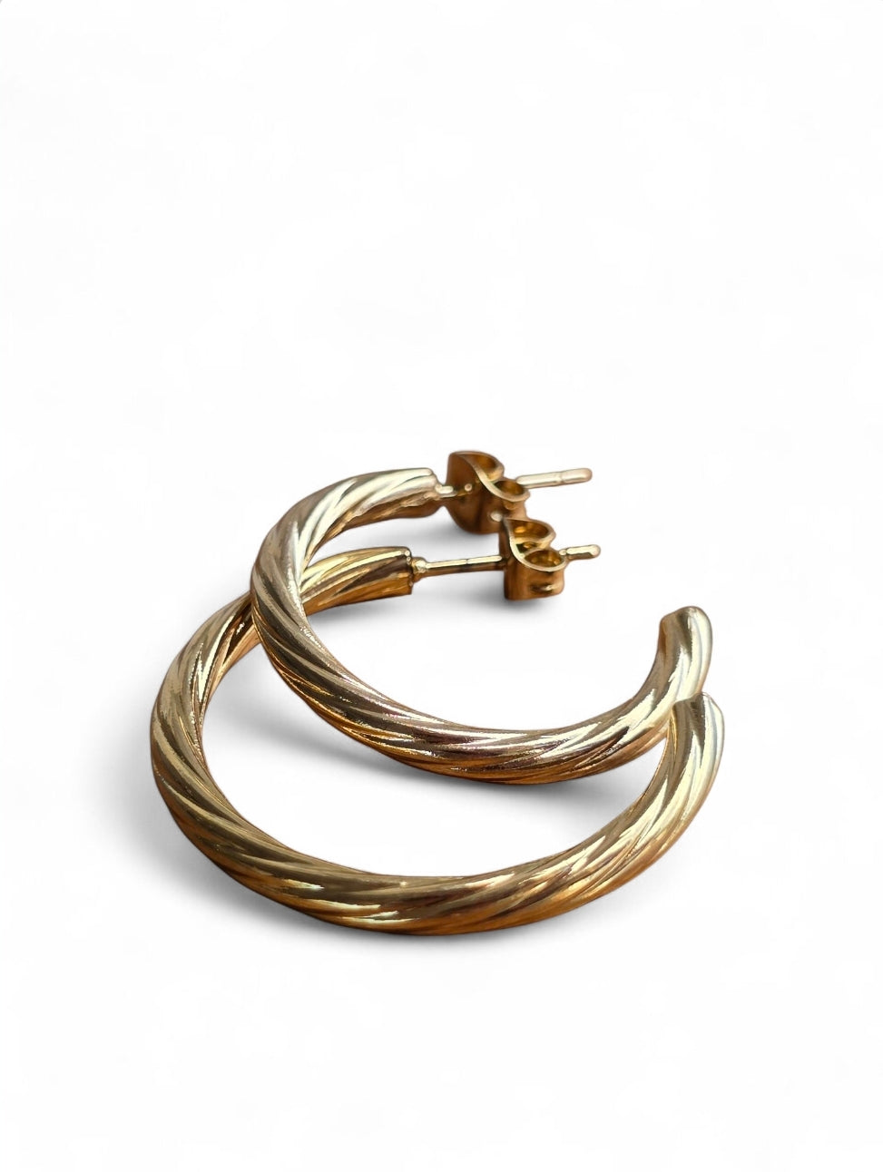 Ατσάλινα σκουλαρίκια σε κρίκους μεσαίου μεγέθους σε χρώμα χρυσό SSE11g