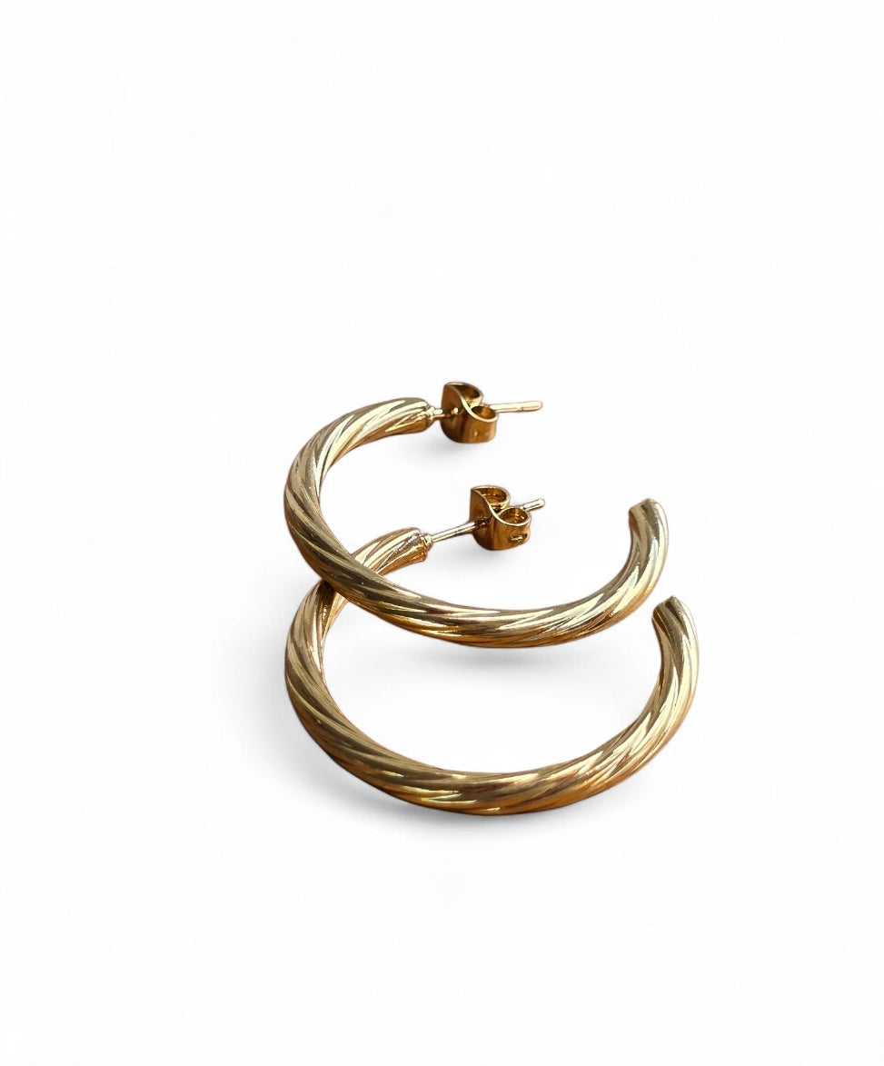 Ατσάλινα σκουλαρίκια σε κρίκους μεσαίου μεγέθους σε χρώμα χρυσό SSE11g