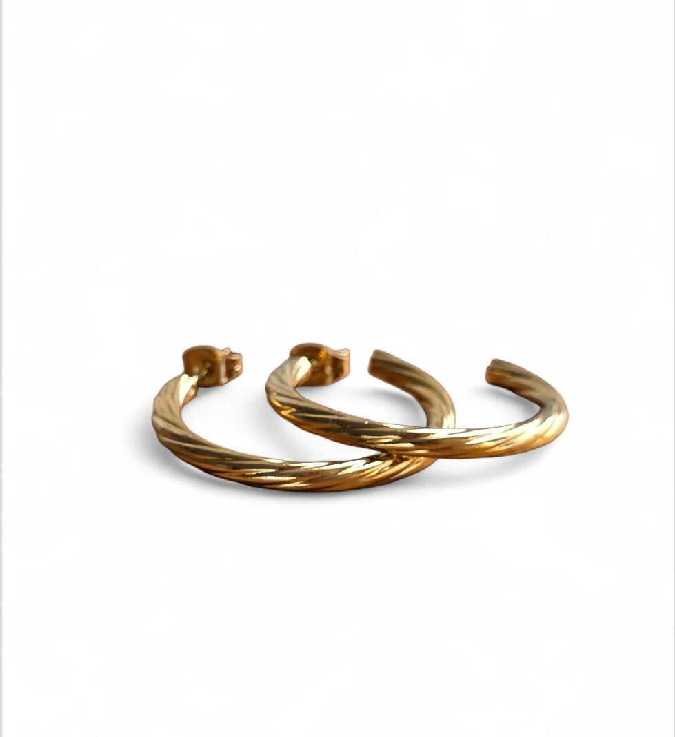 Ατσάλινα σκουλαρίκια σε κρίκους μεσαίου μεγέθους σε χρώμα χρυσό SSE11g