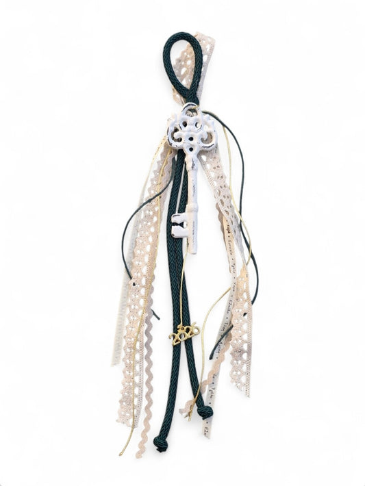 Χειροποίητο κρεμαστό γούρι κλειδί σε λευκό χρώμα SSG80