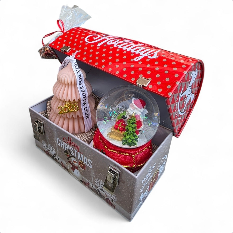 Χειροποίητο γούρι αρωματικό κερί σε σχήμα δέντρου μαζί με Χριστουγενιατικο διακοσμητικό μεσα σε βαλιτσάκι/ κουμπαρά SSG12vb