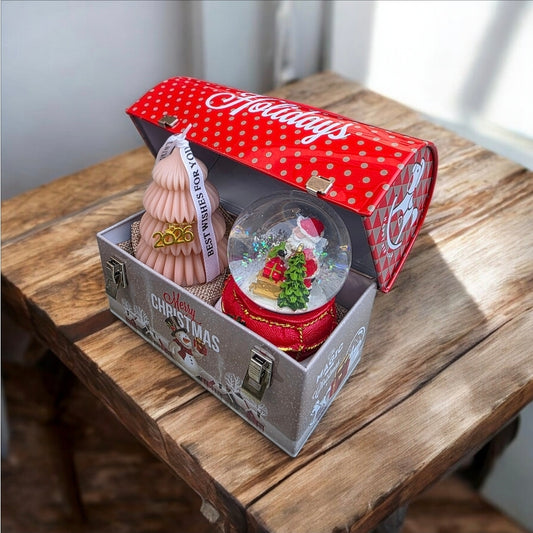 Χειροποίητο γούρι αρωματικό κερί σε σχήμα δέντρου μαζί με Χριστουγενιατικο διακοσμητικό μεσα σε βαλιτσάκι/ κουμπαρά SSG12vb