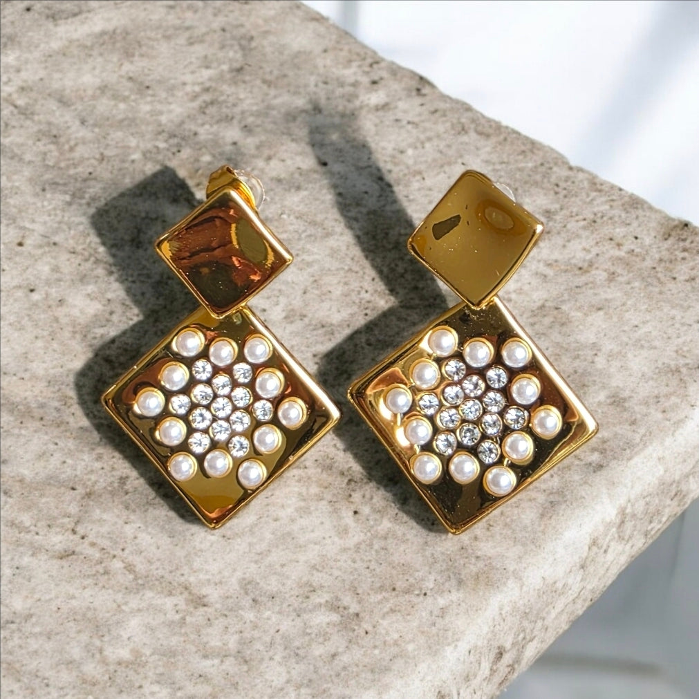 Ατσάλινα σκουλαρίκια σε χρώμα χρυσό με πέρλες SSE38