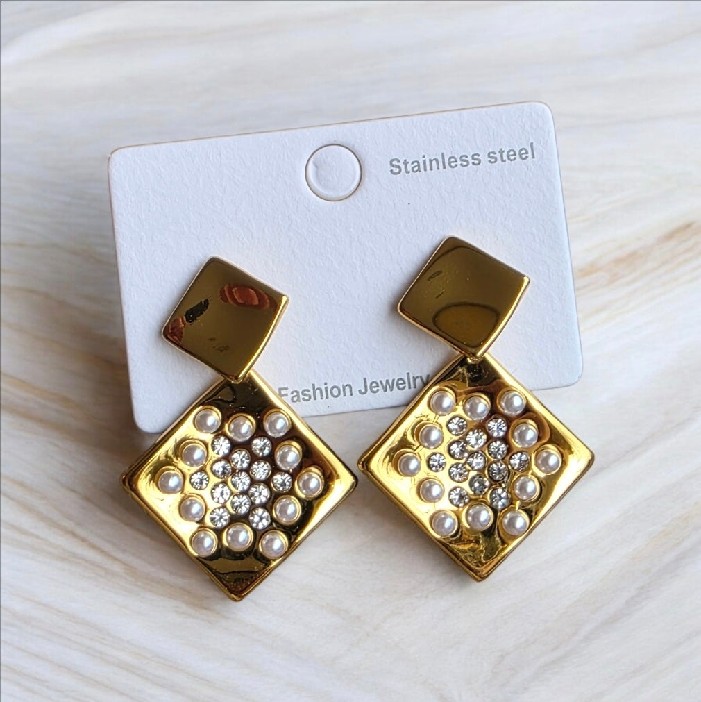 Ατσάλινα σκουλαρίκια σε χρώμα χρυσό με πέρλες SSE38