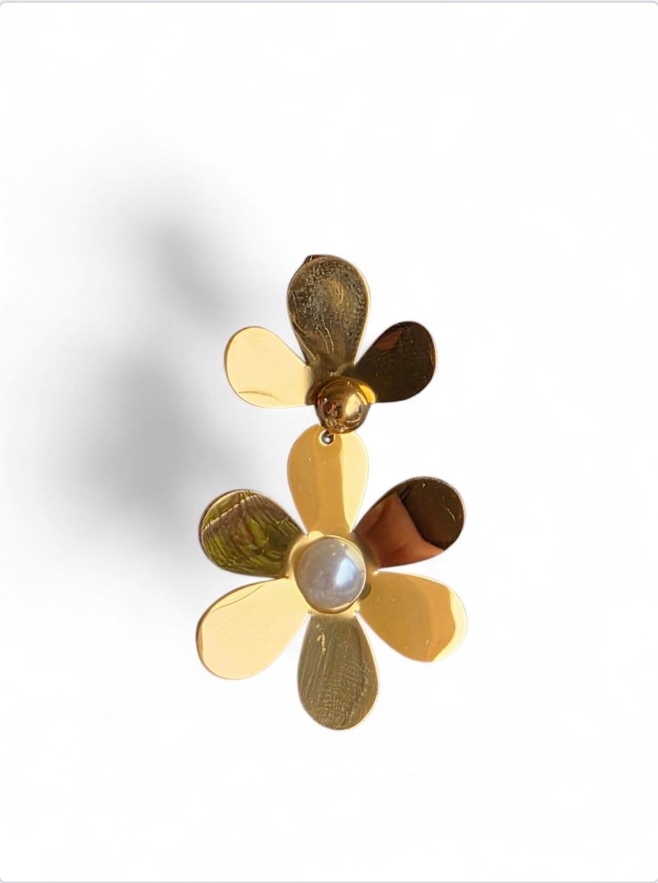 Σκουλαρίκια από ανοξείδωτο ατσάλι σε σχήμα λουλούδια με πέρλα σε χρυσό χρώμα SSE048