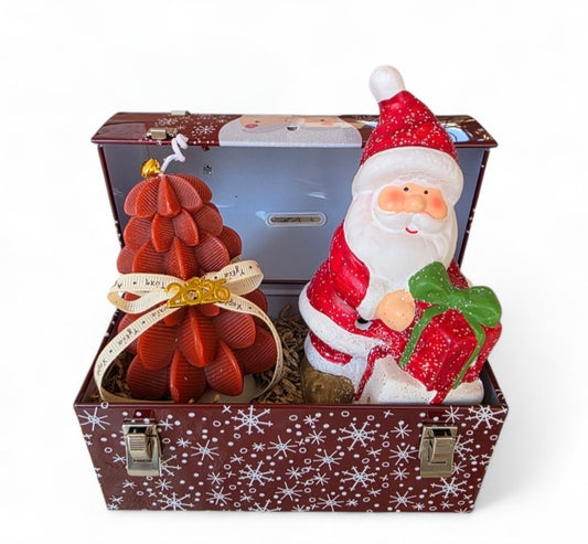 Χειροποίητο γούρι αρωματικό κερί σε σχήμα δέντρου μαζί με Χριστουγενιατικο διακοσμητικό με φωτάκια μεσα σε βαλιτσάκι/ κουμπαρά SSG11m